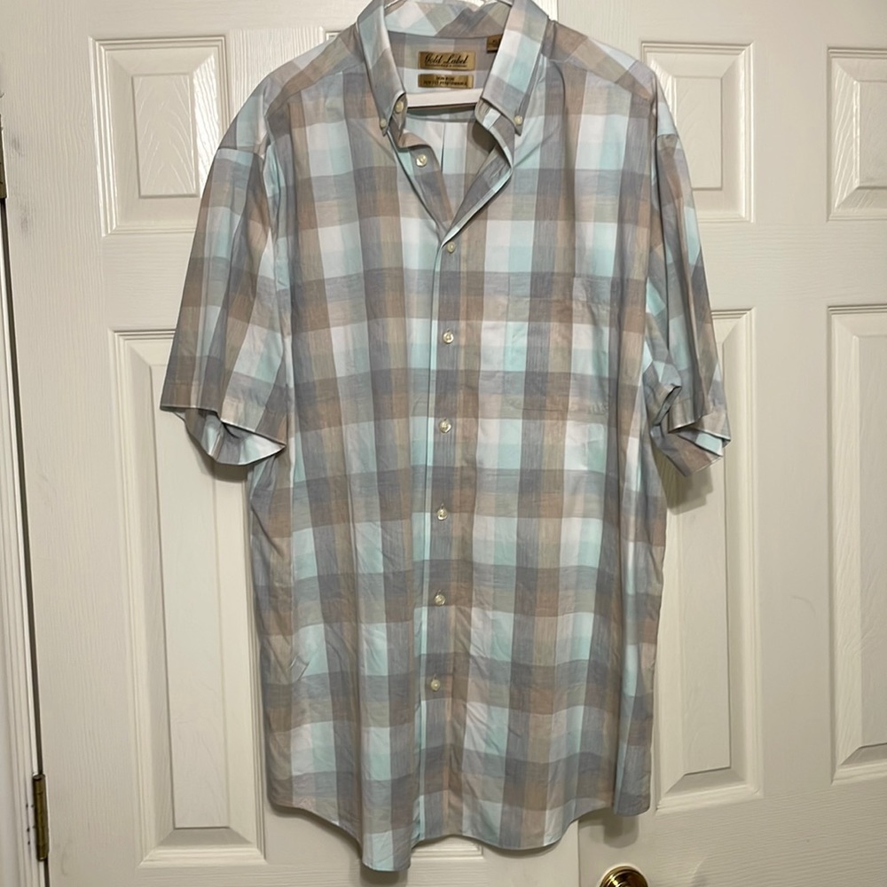 XLT Mens Button down short sleeve shirt.